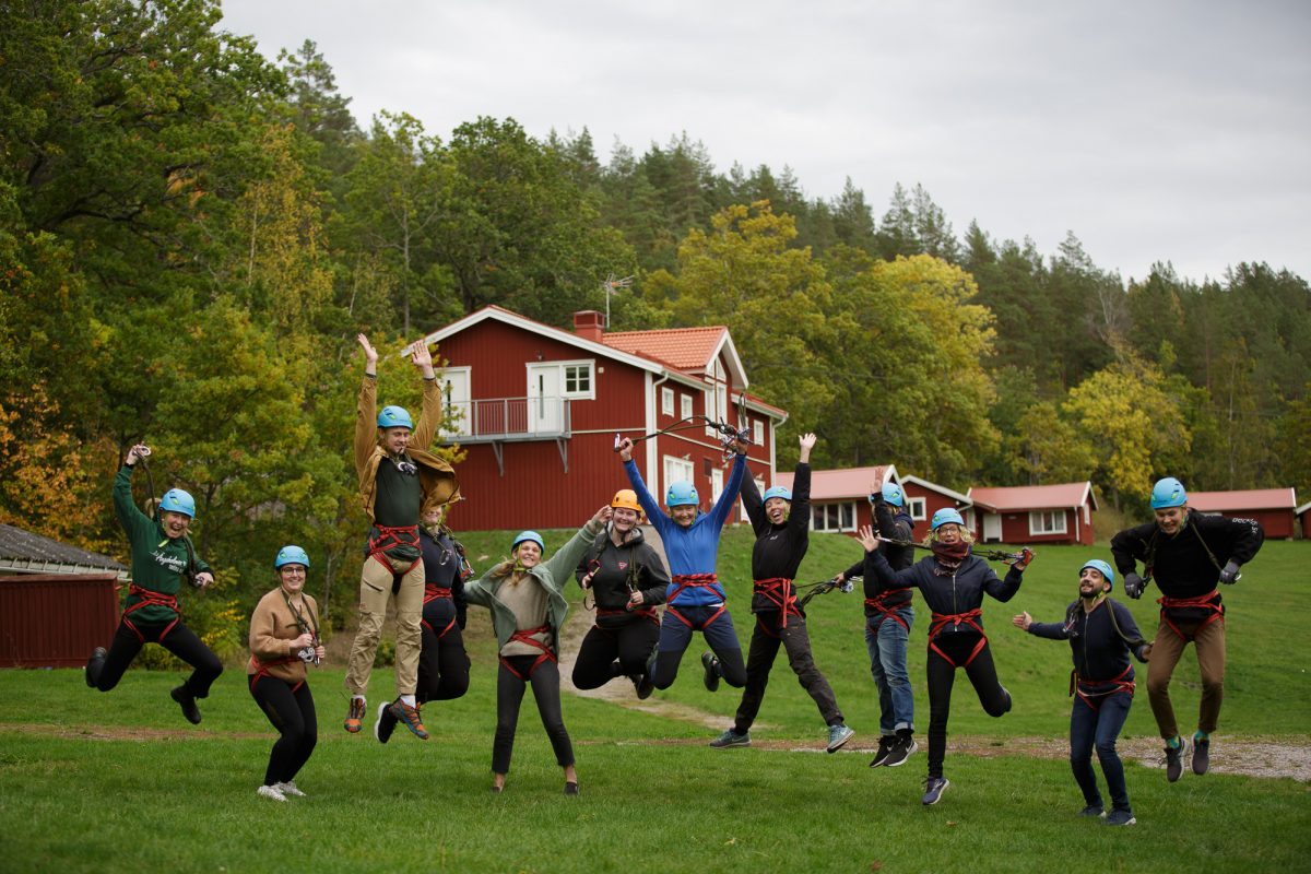 Grupp hoppar på gräsmattan på Brevik