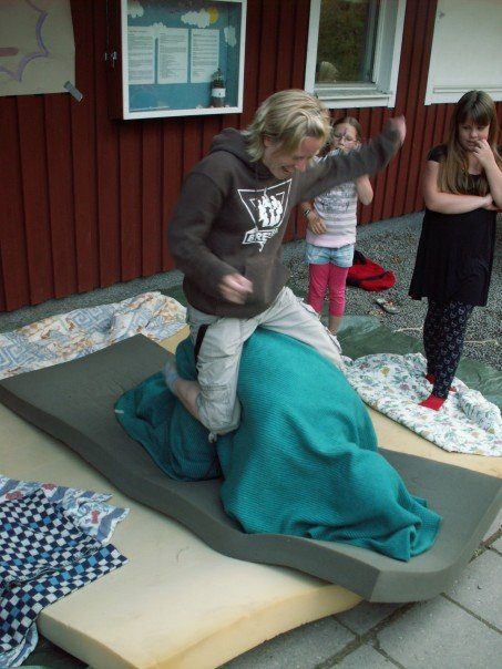 2007 års lägerchef Pernilla Hörnfeldt på K2 testar den levande tjuren på Vilda västern-kvällen.