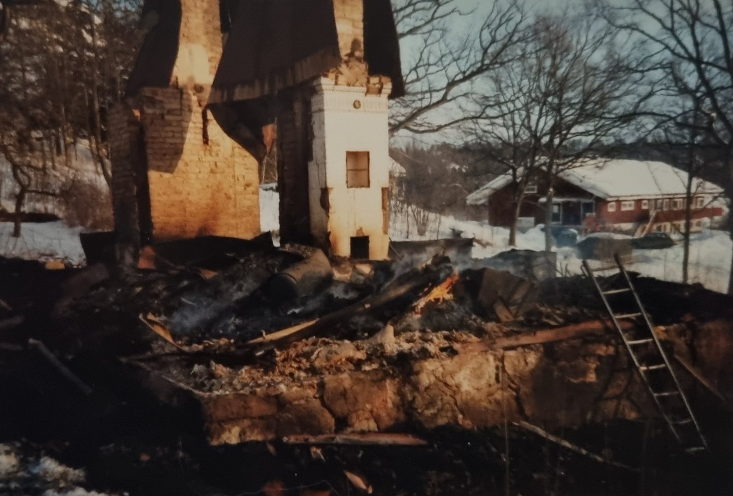Den gamla villan brann i februari 1985. I bakgrunden syns den nuvarande matsalen, som invigts så sent som året innan.