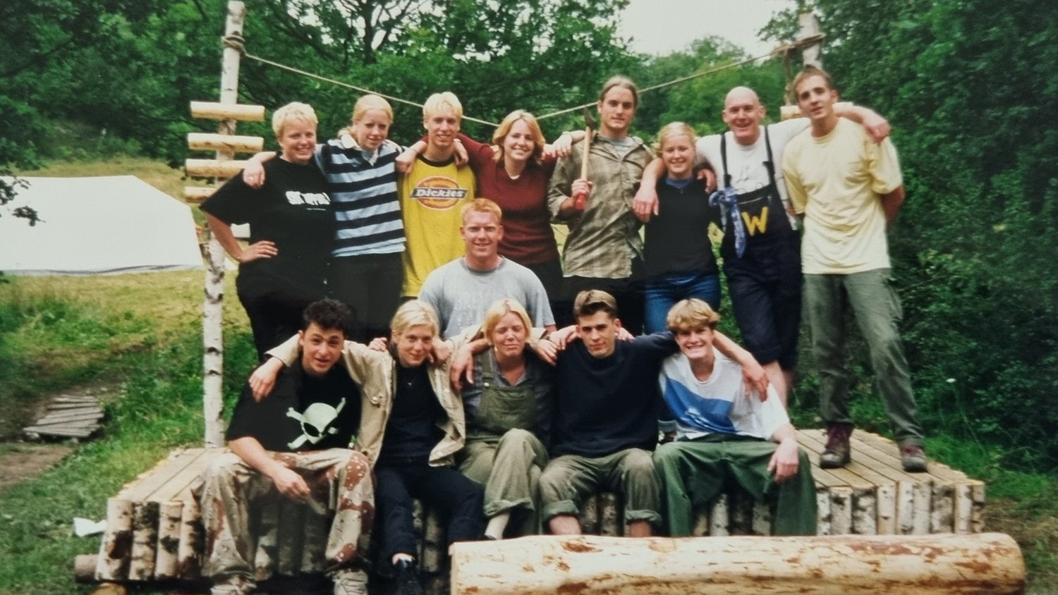 WP98 (Work Project) har iordningställt scenen vid lägerbålsplatsen. Lisa Larnemark, Agneta Innergård, Niklas Nilsson, Sofia Kalén, Malin, Lisa Berglund och ett gäng tyskar från EJD.