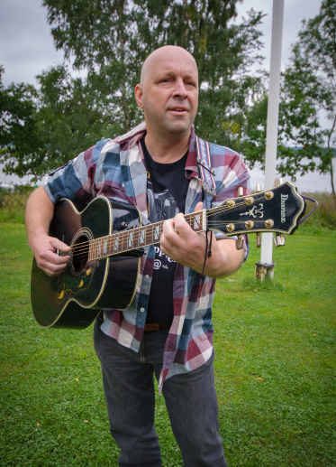 Tobbe Hägg med gitarr på Brevik